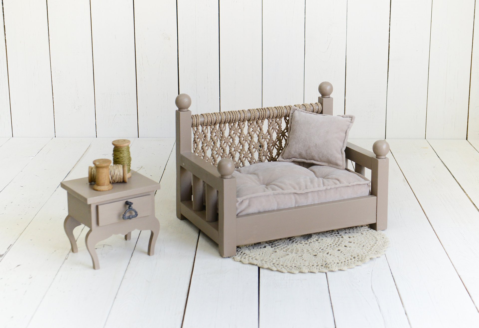 AHŞAP MAKROMELİ YATAK KOLTUK MİNDER KİLİM KOMODİN DAHİL