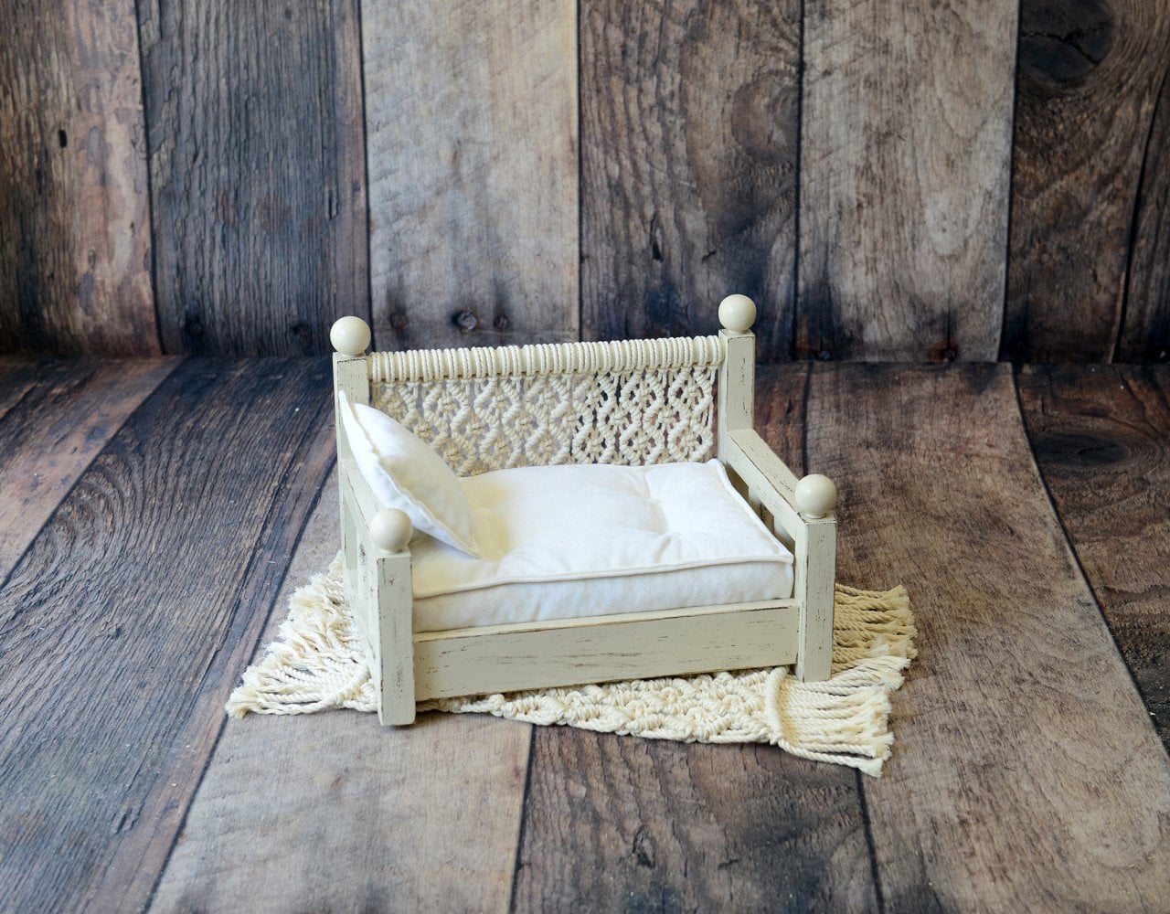 AHŞAP MAKROMELİ YATAK KOLTUK MİNDER VE KİLİM DAHİL