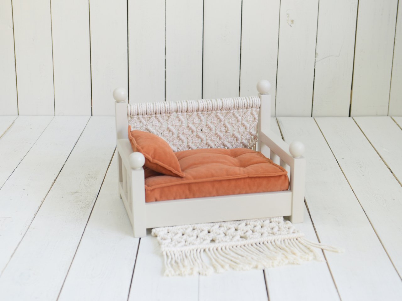 AHŞAP MAKROMELİ YATAK KOLTUK MİNDER KİLİM DAHİL