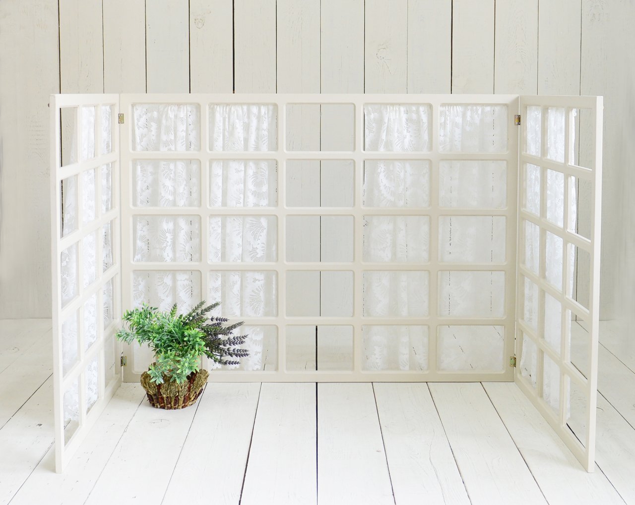 AHŞAP PERDELİ PENCERE